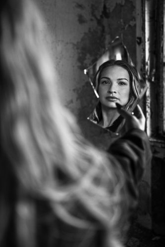 Stefan Tentrop_20251005_Erika_Sorge_5697-bnw_StreetGasse