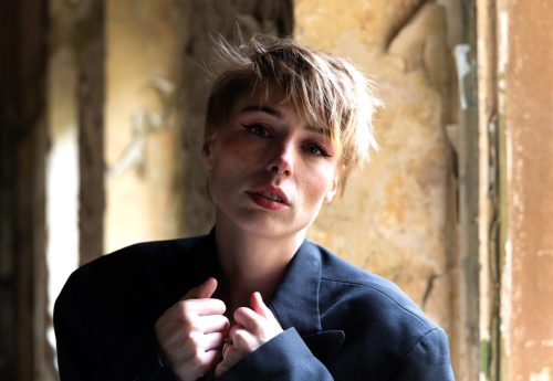 Stephan_112A0480-DxO-Janina-am-Flurfenster-Farbe-scaled