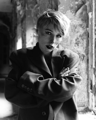 Stephan_112A0488-DxO-Janina-Jacke-Flur_1-scaled