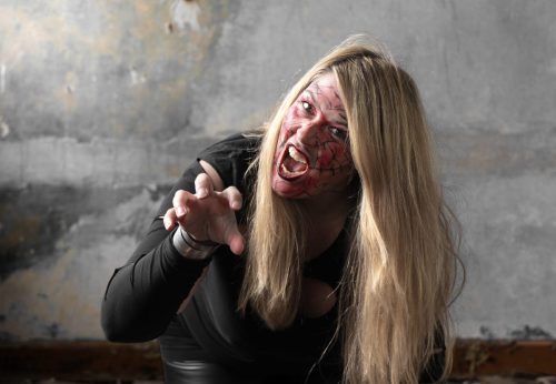 Stephan_112A0705-DxO-Julia-kniet-und-Krallen-scaled