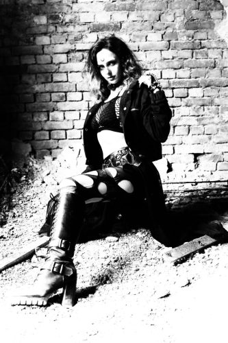 Stephan_112A1342-DxO-MAg-kniet-Steinwand-scaled