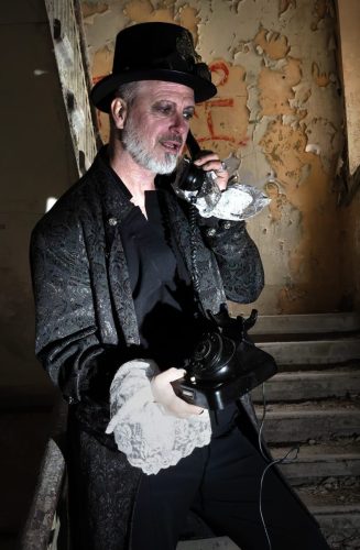 Stephan_112A1512-DxO-MArkus-Telefon-Treppe-scaled